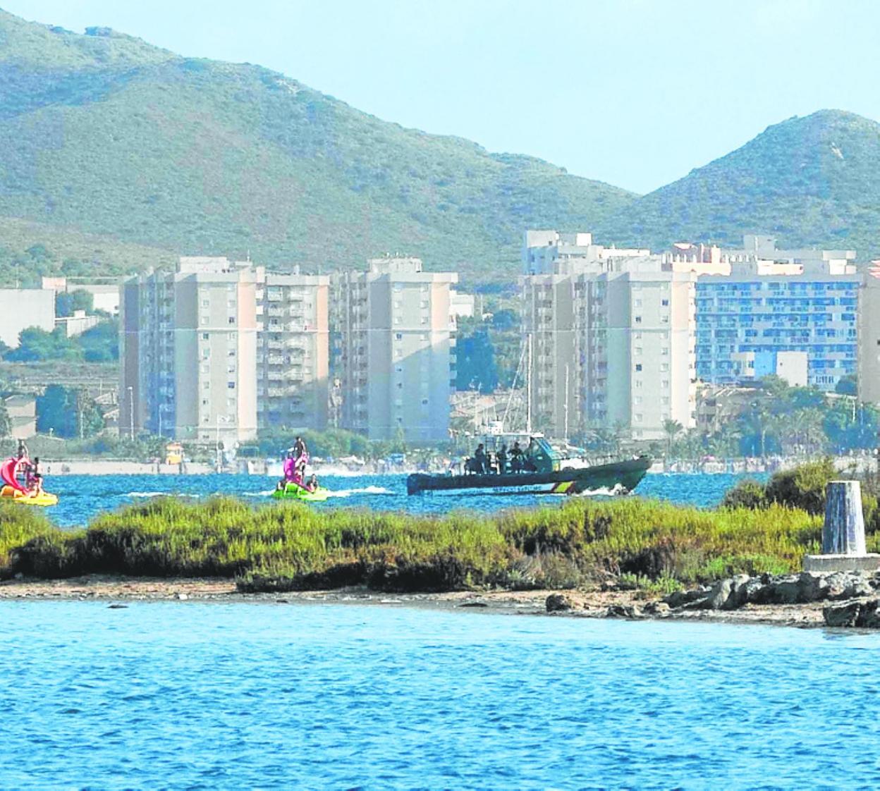 La Guardia Civil, el sábado de patrulla por el Mar Menor. 