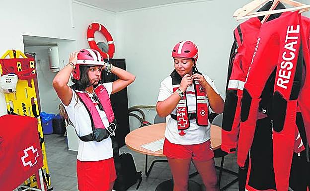 Lucía Santos y Lola Fernández se preparan para salir a navegar.