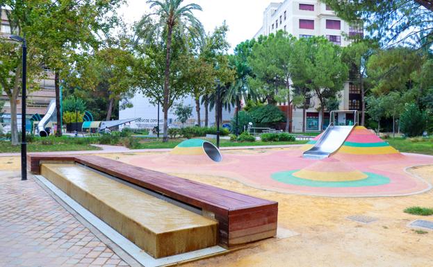 Jardín del Rocío, que juega con los desniveles y cuenta con un peculiar castillo. 