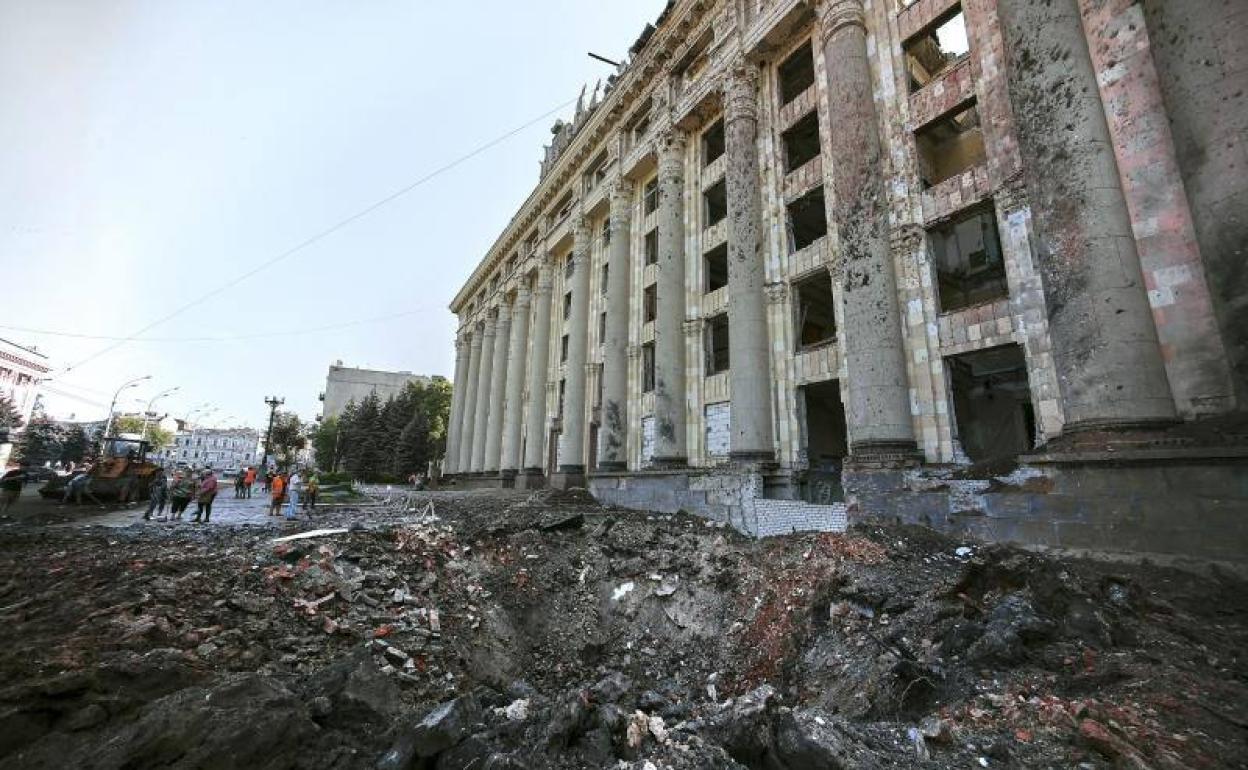 Cráter dejado por un bombardeo ruso en la ciudad de Járkov, este lunes