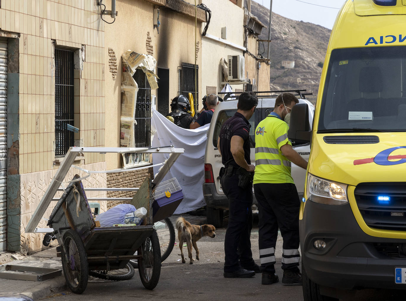 Fotos: Muere un joven en el incendio de su casa en Cartagena tras salvar a su sobrina de 8 años