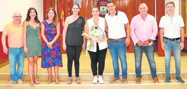 El equipo de gobierno del Ayuntamiento posa junto a la pregonera, María Gómez, a la que se le entregó un ramo de flores. 