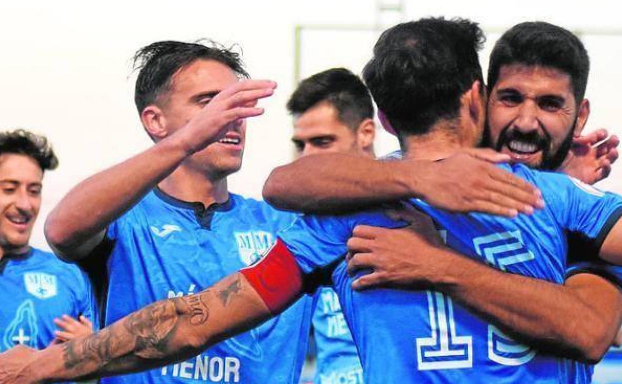 Los jugadores del Mar Menor se abrazan, en una imagen de archivo