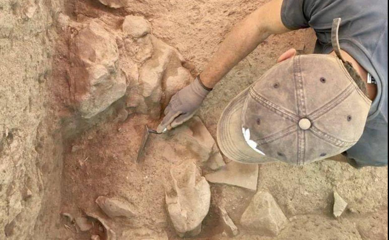 Restos del poblado de la Edad de Bronce en el yacimiento explorado en Los Yébenes.