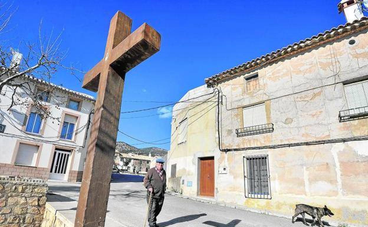 Un vecino pasea por una calle de Cañada de la Cruz, pedanía de Moratalla de unos 150 habitantes. 