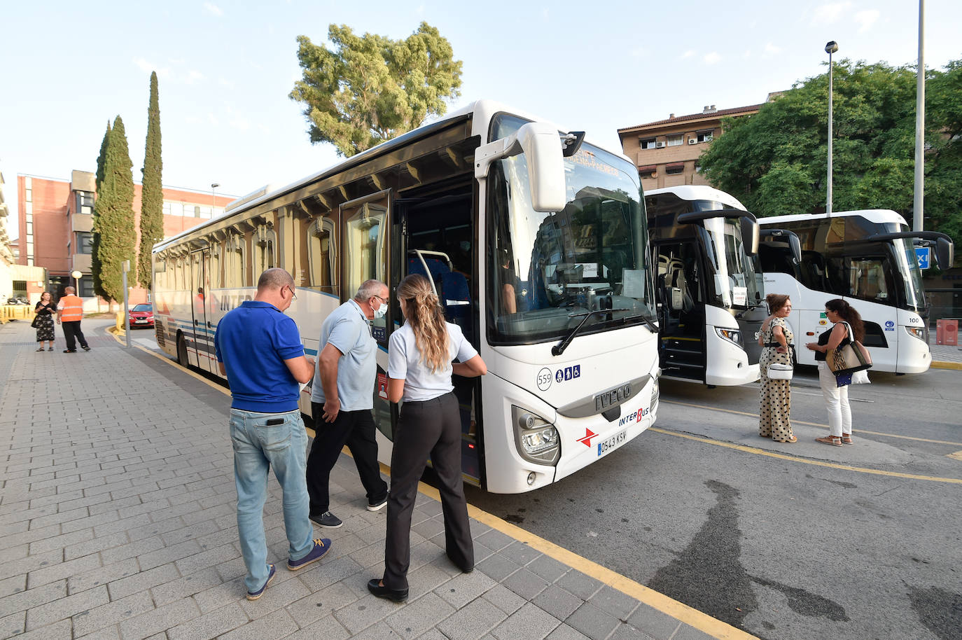 Fotos: Escasa afluencia de pasajeros en el autobús de Renfe que cubre la ruta Cartagena-Albacete