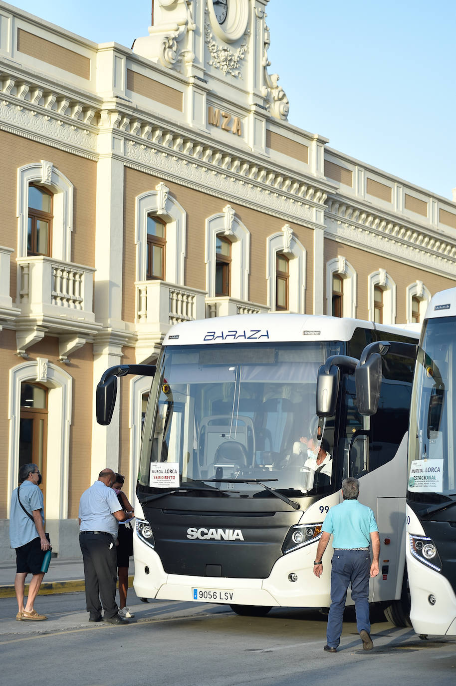 Fotos: Escasa afluencia de pasajeros en el autobús de Renfe que cubre la ruta Cartagena-Albacete