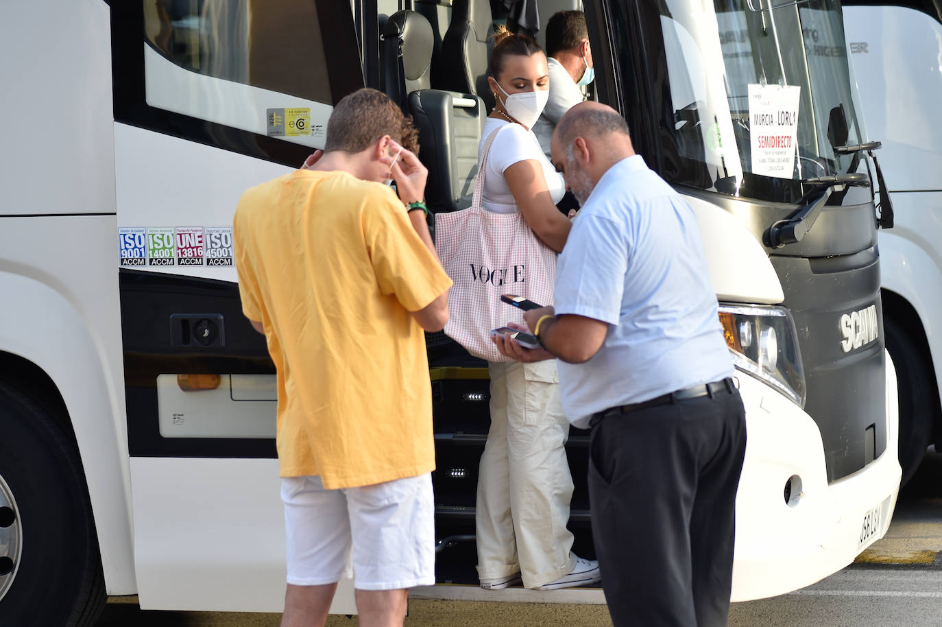 Fotos: Escasa afluencia de pasajeros en el autobús de Renfe que cubre la ruta Cartagena-Albacete