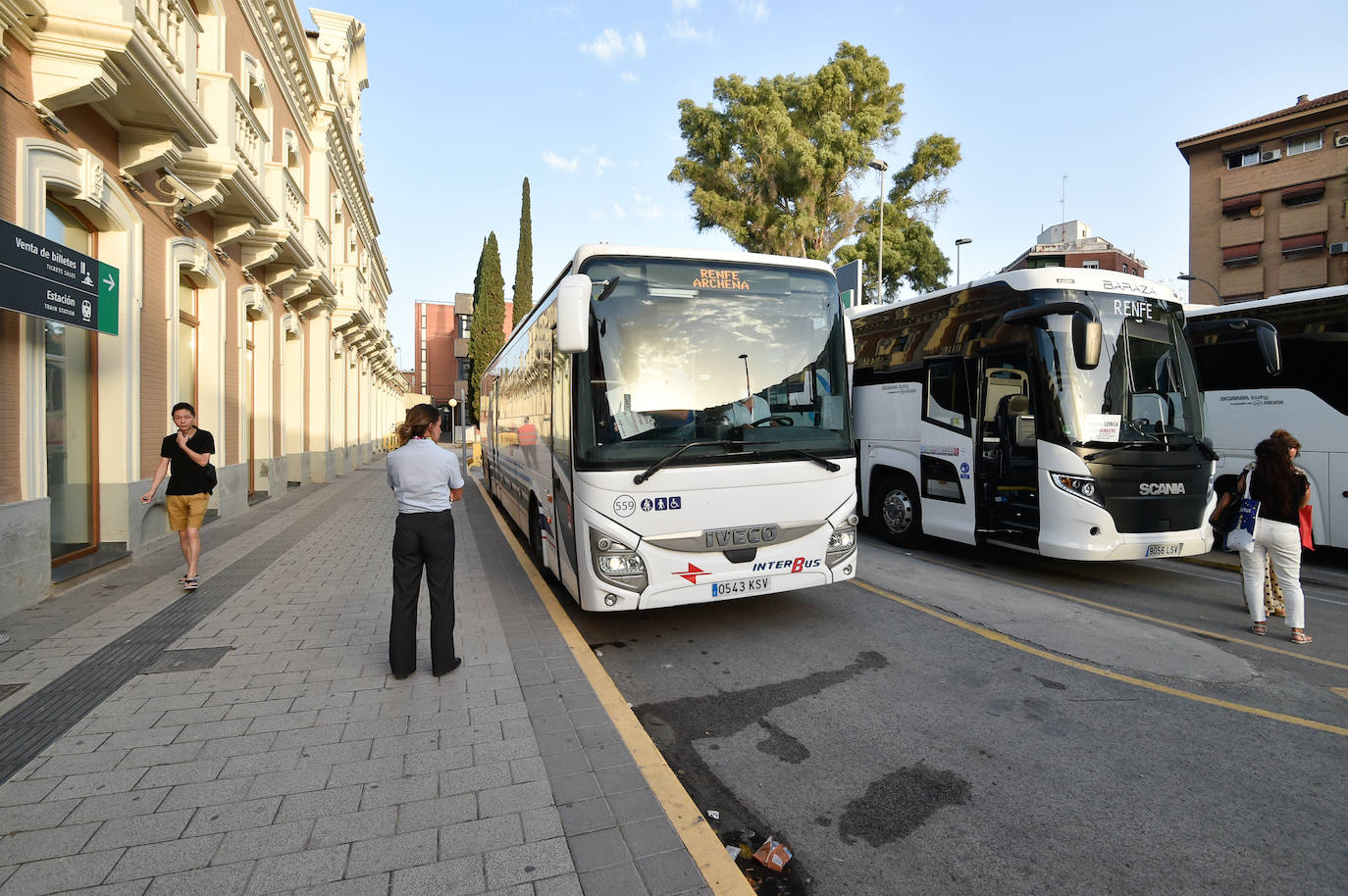 Fotos: Escasa afluencia de pasajeros en el autobús de Renfe que cubre la ruta Cartagena-Albacete