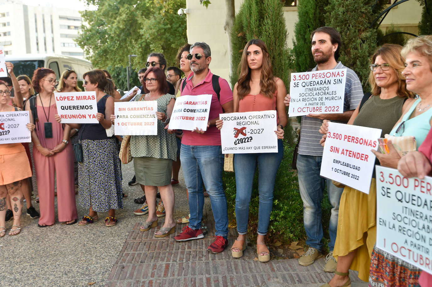 Fotos: Concentración de Miembros de la Red de Lucha contra la Pobreza y la Exclusión Social de la Región