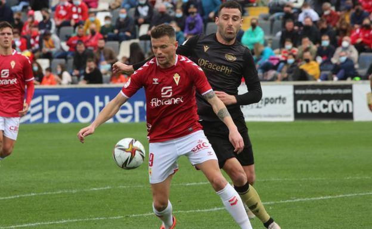 Andrés Carrasco se lleva el balón ante un jugador del Intercity en un partido de la temporada pasada.