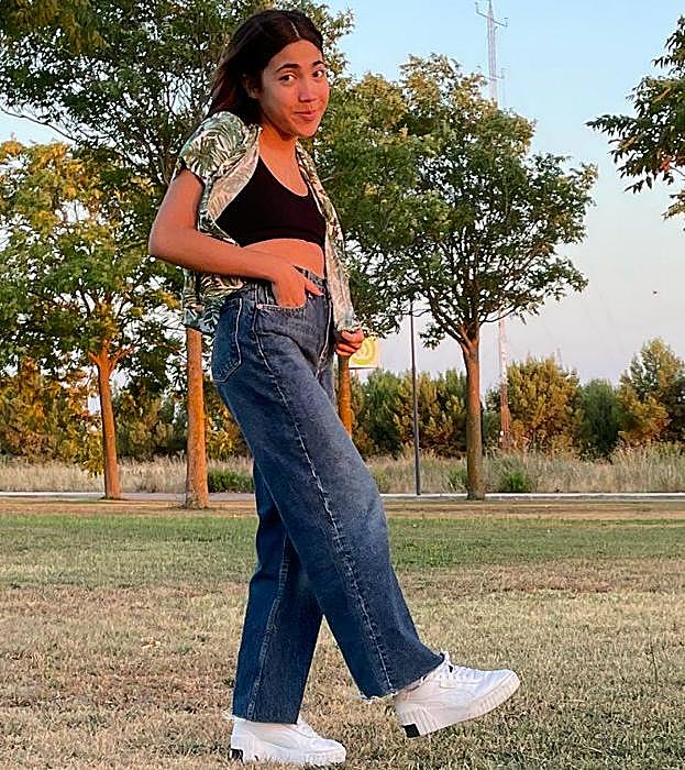 María Moscoso disfruta de un paseo en un parque.