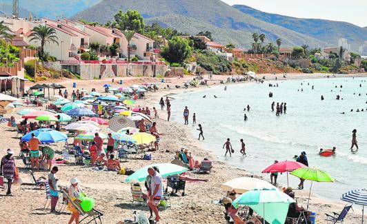 Playa de Isla Plana, en Cartagena, este verano. 