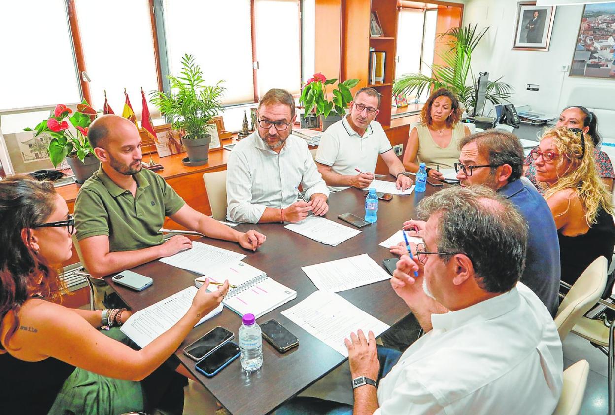 Mateos (3i) da instrucciones a los concejales del grupo socialista en una reunión en alcaldía, ayer. 