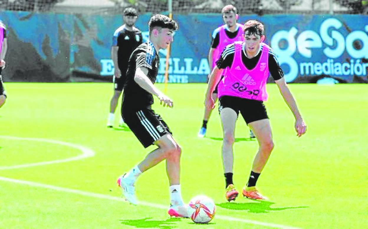 El cartagenero Adrián Sanmartín, con el balón, en un entrenamiento con el filial. 