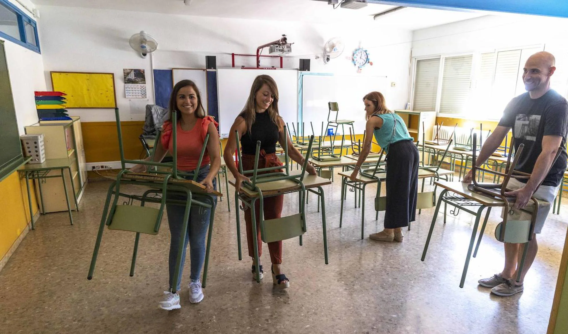 Profesores del colegio San Isidoro de El Algar preparan las aulas para el primer día de clase. 
