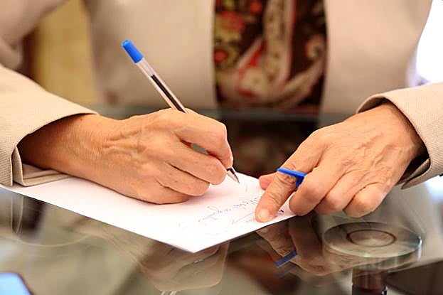 Calviño toma notas, durante la entrevista.