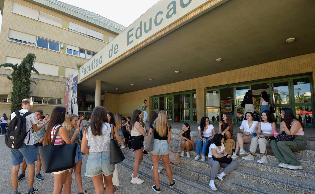 Alumnos de la facultad de Educación acuden al primer día de clase del curso. 