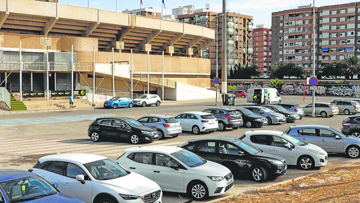 Coches aparcados ayer en la explanada ante la grada oeste del estadio Cartagonova, bajo la que se instalará el sistema para blindarlo contra las inundaciones. 