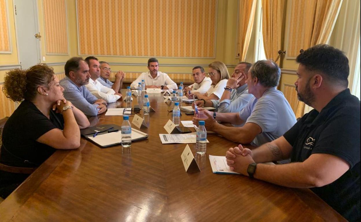 Luengo (presidiendo la mesa) se reunió con los patrones mayores de las cofradías. 