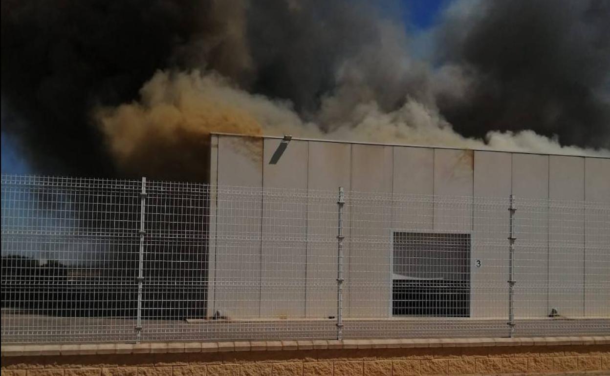 El incendio en la fábrica de pimentón genera una gran columna de humo. 