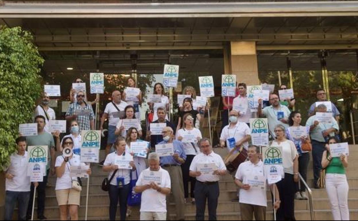 Docentes concentrados delante de la sede de la Consejería de Educación.
