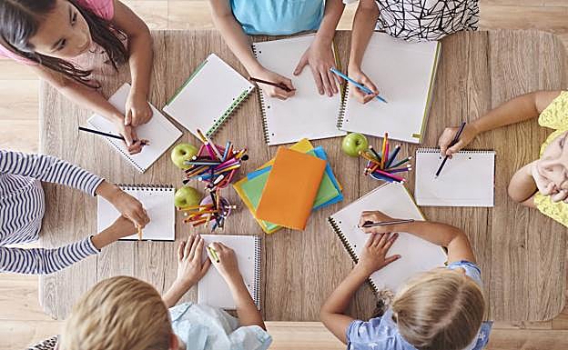 La entrega de material escolar busca reducir la brecha social que sufren los niños procedentes de hogares vulnerables. 