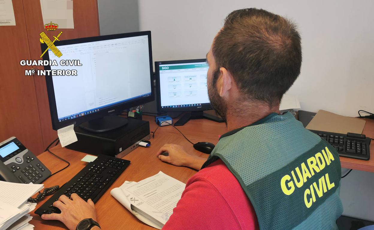 Un agente de la Guardia Civil investiga en la operación 'Criptor'.