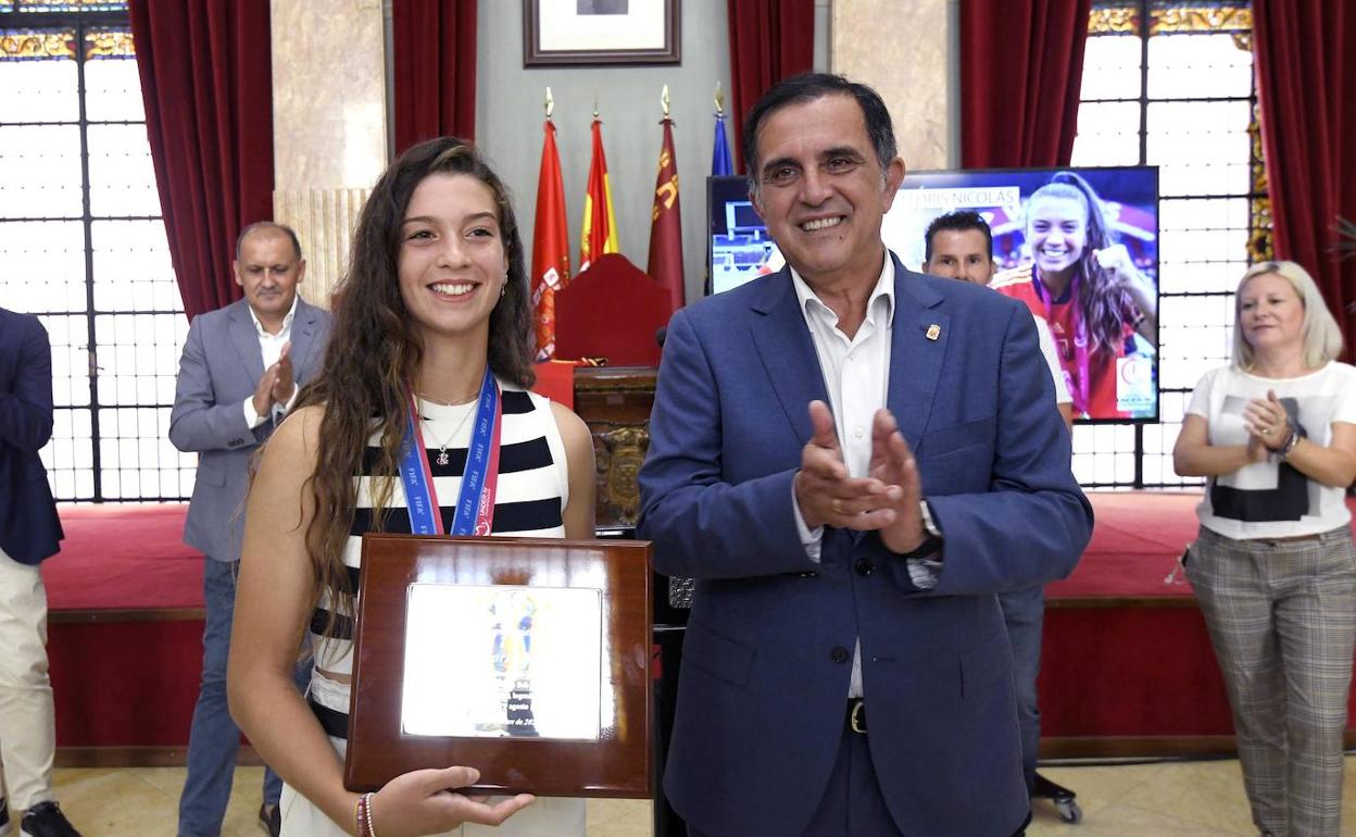 Silvia Lloris junto al alcalde, José Antonio Serrano.