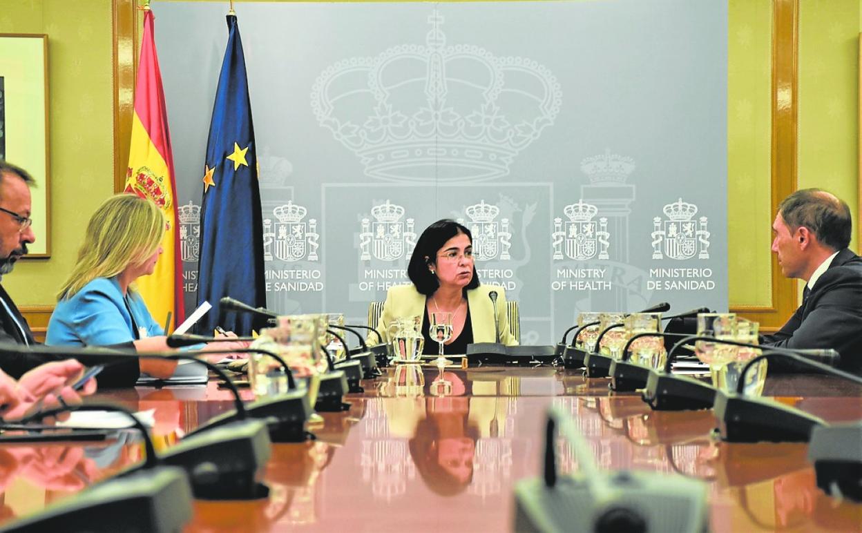 La ministra de Sanidad, Carolina Darias, ayer, durante la reunión del Consejo Interterritorial. 