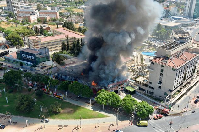 Fotos: Las llamas devoran el bazar de Atalayas en Murcia, en imágenes