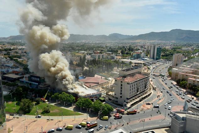 Fotos: Las llamas devoran el bazar de Atalayas en Murcia, en imágenes