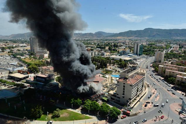 Fotos: Las llamas devoran el bazar de Atalayas en Murcia, en imágenes