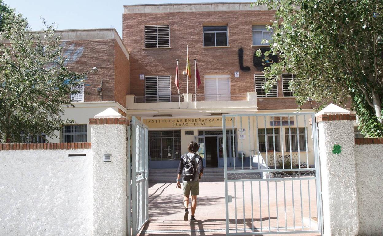 Un alumno entra a un instituto de Cartagena en una imagen de archivo. 