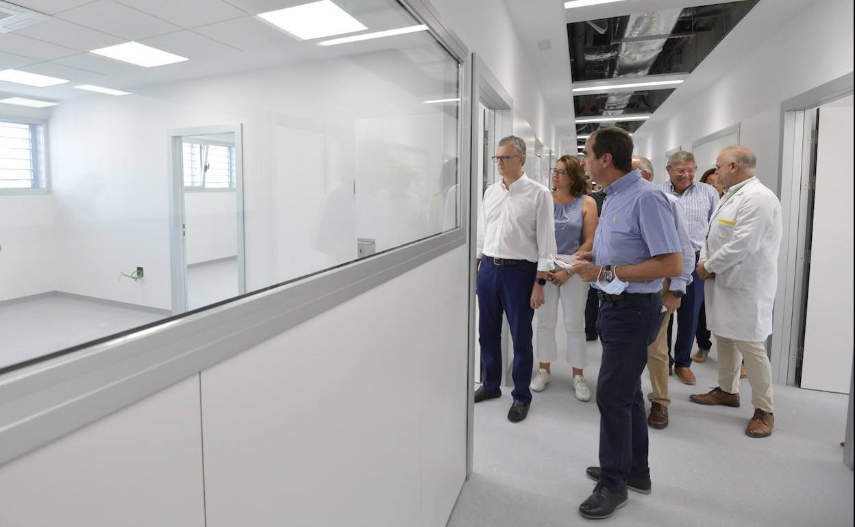 Visita a las obras del laboratorio de Salud Pública de Murcia, este martes. 