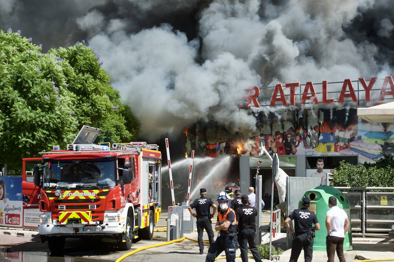 Fotos: Las llamas devoran el bazar de Atalayas en Murcia, en imágenes