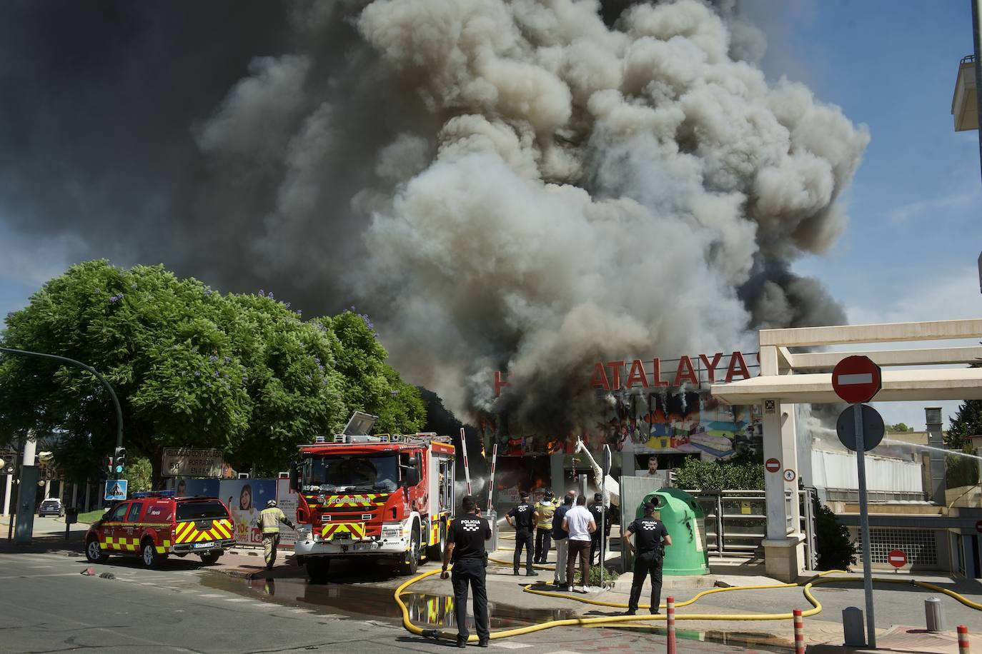 Fotos: Las llamas devoran el bazar de Atalayas en Murcia, en imágenes