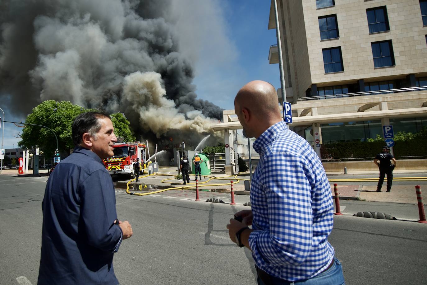 Fotos: Las llamas devoran el bazar de Atalayas en Murcia, en imágenes