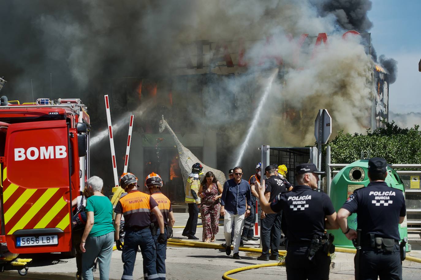 Fotos: Las llamas devoran el bazar de Atalayas en Murcia, en imágenes