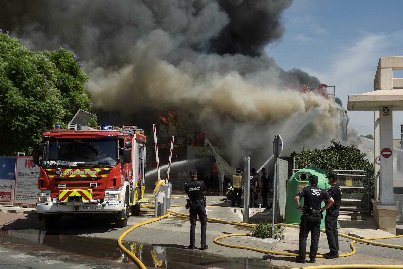 Fotos: Las llamas devoran el bazar de Atalayas en Murcia, en imágenes