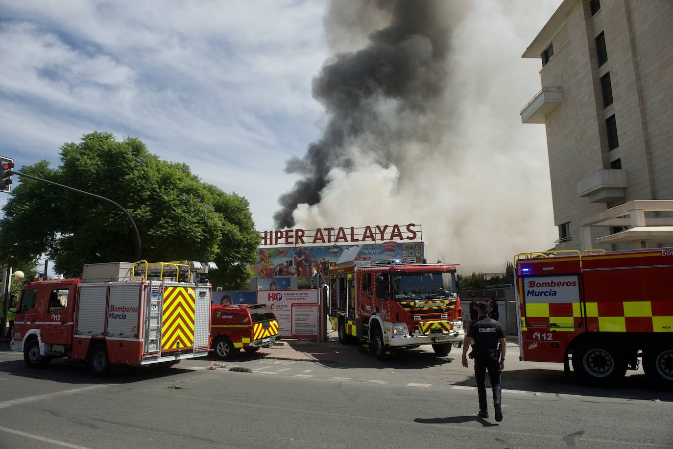 Fotos: Las llamas devoran el bazar de Atalayas en Murcia, en imágenes