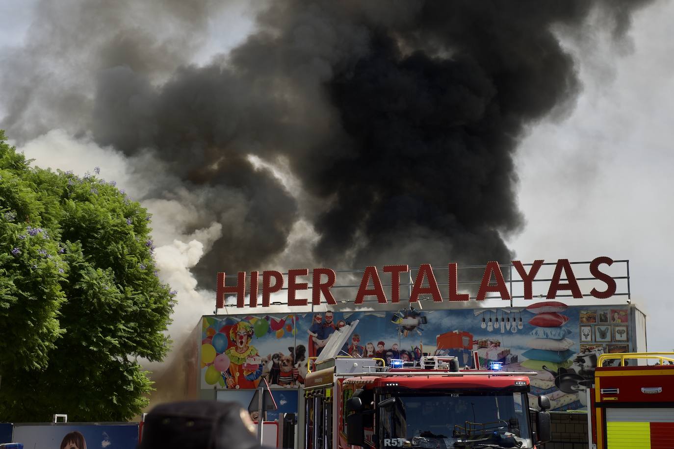 Fotos: Las llamas devoran el bazar de Atalayas en Murcia, en imágenes