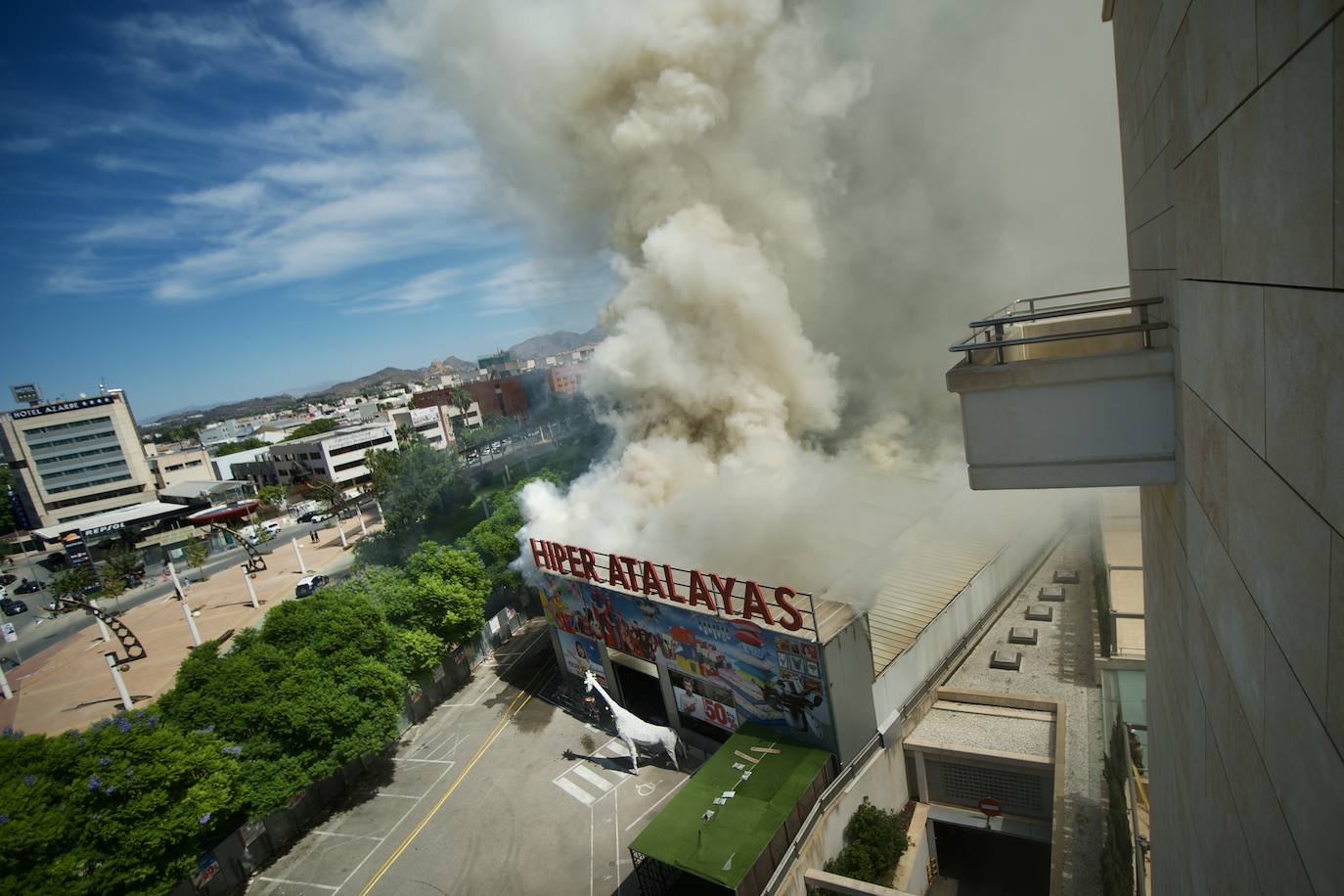 Fotos: Las llamas devoran el bazar de Atalayas en Murcia, en imágenes