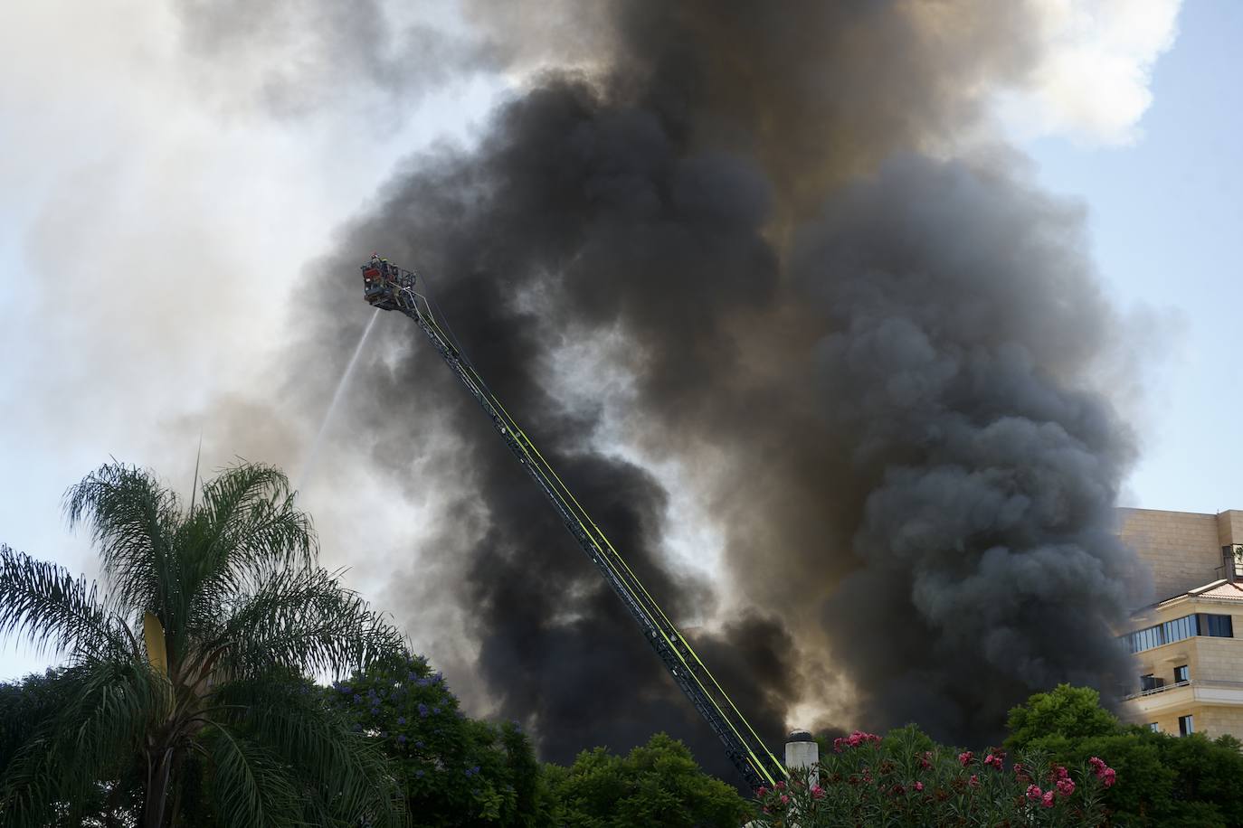 Fotos: Las llamas devoran el bazar de Atalayas en Murcia, en imágenes