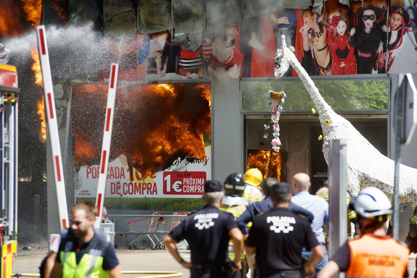 Fotos: Las llamas devoran el bazar de Atalayas en Murcia, en imágenes