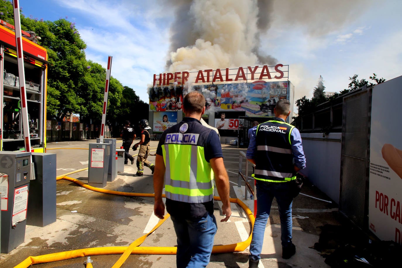 Fotos: Las llamas devoran el bazar de Atalayas en Murcia, en imágenes