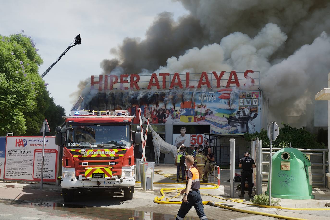 Fotos: Las llamas devoran el bazar de Atalayas en Murcia, en imágenes