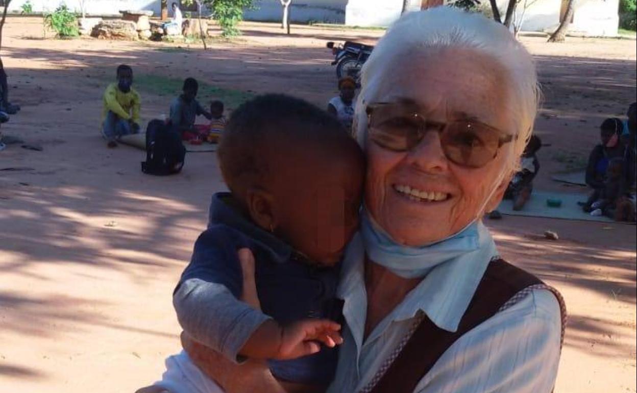 La religiosa murciana Ángeles López, durante una misión en Mozambique.
