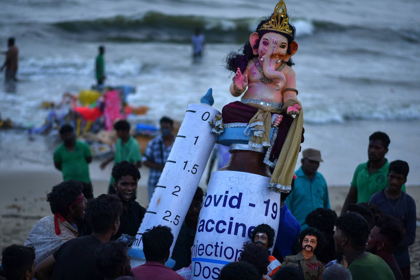 Fotos: ¡Al agua Ganesh!