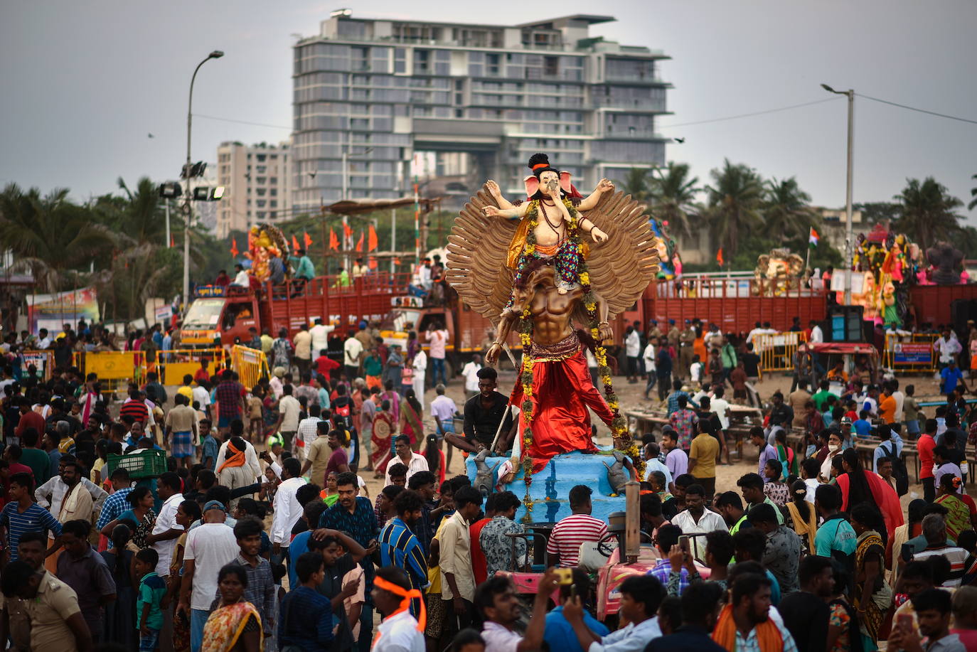 Fotos: ¡Al agua Ganesh!